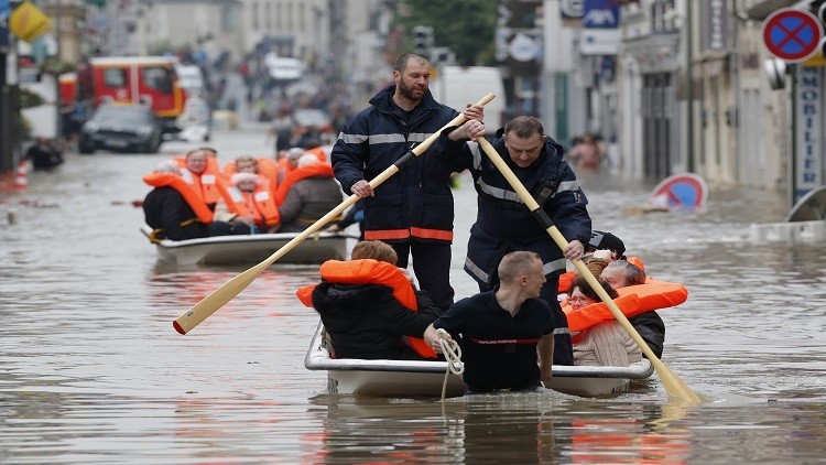 بالفيديو والصور .. باريس تغرق : إجلاء ٥٠٠٠ شخص