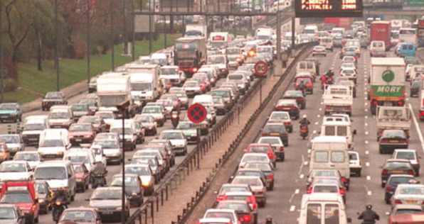 التلوث” يوقف” نصف السيارات في باريس