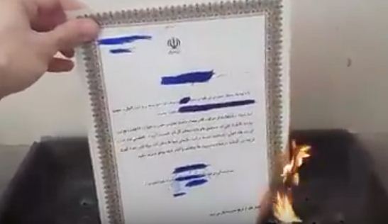 بالفيديو.. باسيجي يحرق هويته وينضم للمتظاهرين