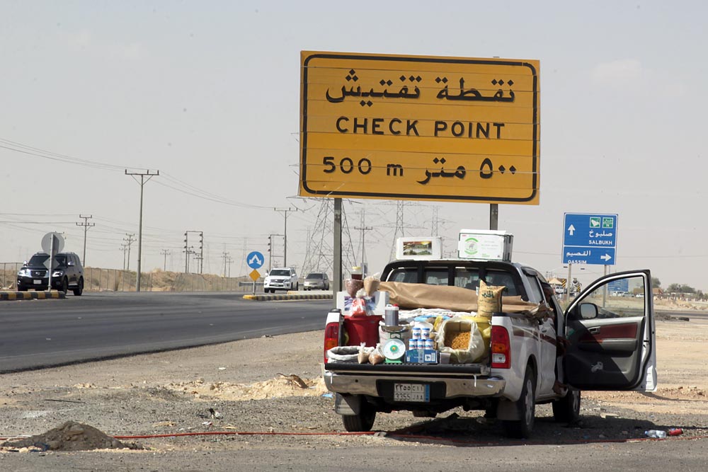 ​بالصورة.. باعة جائلون يَبثون سمومهم على الطُّرقات والمحطات في #الرياض