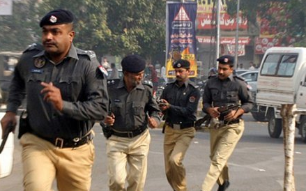إصابة 11 شخصاً بهجوم انتحاري استهدف مصلين في باكستان