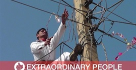 شاهد.. باكستاني خارق لديه مناعة ضد الكهرباء!