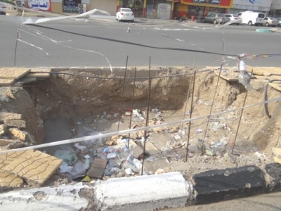 بالصور حفر ولافتات تبين إهمال البلدية للطريق الرئيسي ببارق1