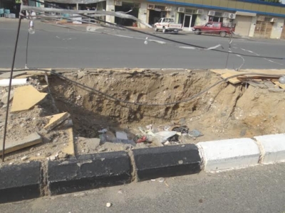 بالصور حفر ولافتات تبين إهمال البلدية للطريق الرئيسي ببارق2