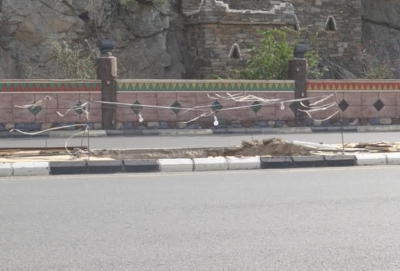 بالصور حفر ولافتات تبين إهمال البلدية للطريق الرئيسي ببارق3