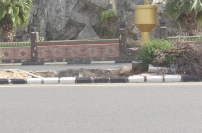 بالصور حفر ولافتات تبين إهمال البلدية للطريق الرئيسي ببارق4