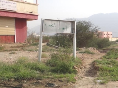 بالصور حفر ولافتات تبين إهمال البلدية للطريق الرئيسي ببارق6