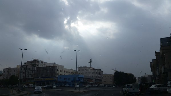 بالصور.. #أمطار_جدة تبدأ جولة جديدة وسط مخاوف المواطنين