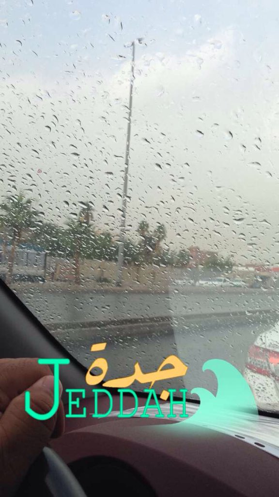 بالصور.. #أمطار_جدة تبدأ جولة جديدة وسط مخاوف المواطنين (2)