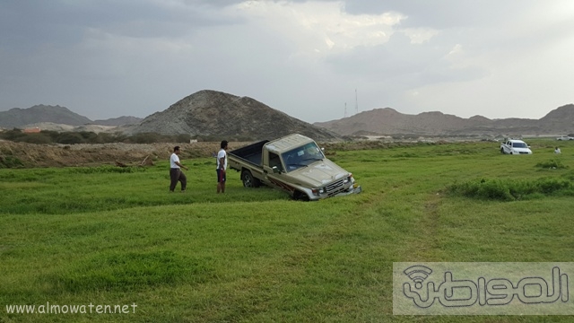 بالصور.. السيارات تعلق في وادي البرداني (1)