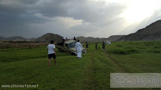 بالصور.. السيارات تعلق في وادي البرداني (2)