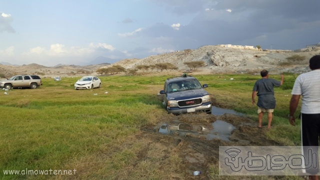 بالصور.. السيارات تعلق في وادي البرداني (9)