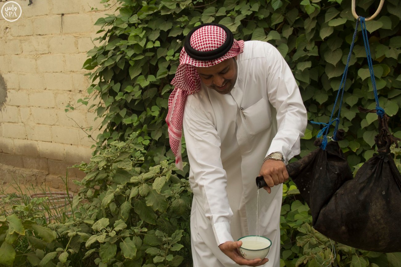 بالصور.. القربة والزير تطفئ عطش صيف الدواسر (3)