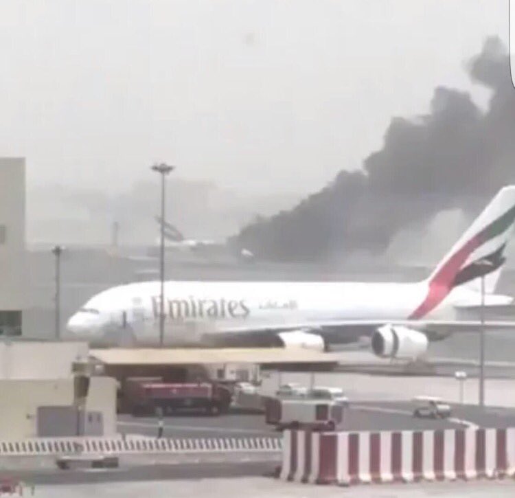 بالصور.. اندلاع حريق بطائرة إمارتية قادمة من الهند