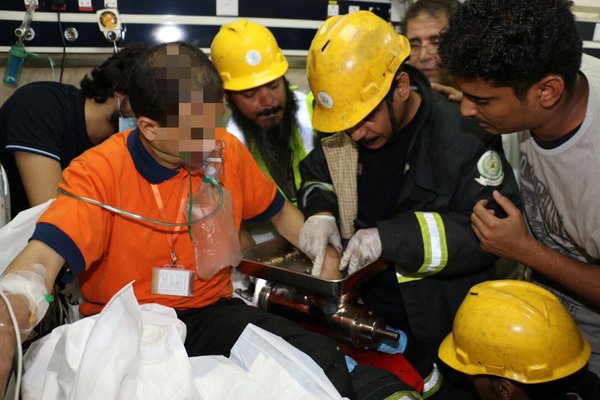 بالصور.. تحرير يد شخص من فرّامة كهربائية في #مكة (1)