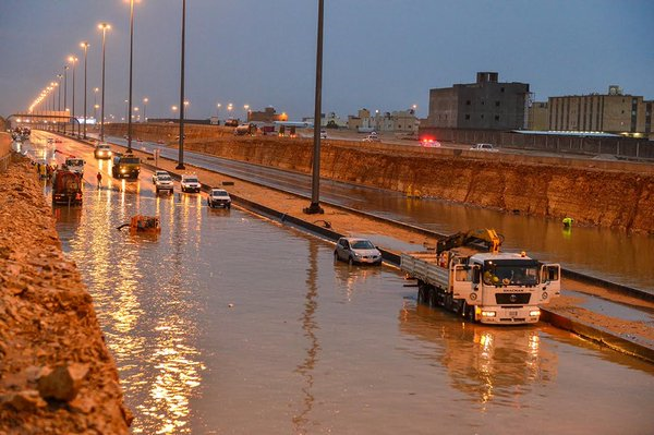 بالصور.. #سابغة تحول شوارع المملكة إلى “مغاطس”