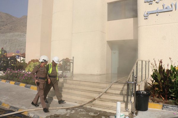 بالصور.. مدني #مكة يباشر حريقاً بمستشفى النور (2)