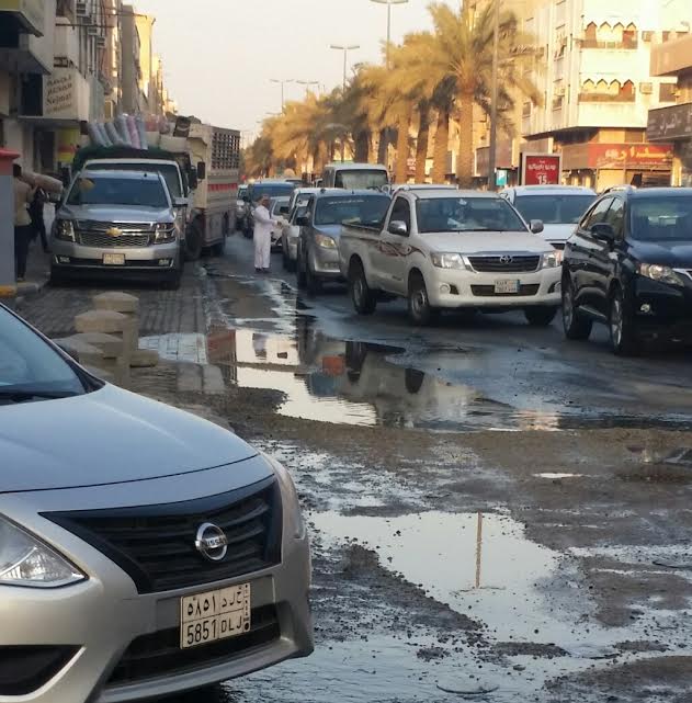 بالصور.. مياه الصرف تتسبب في هبوط الأسفلت بحي السوق