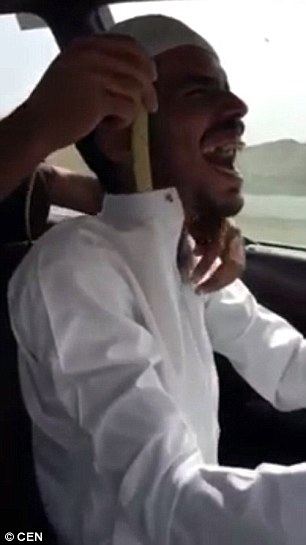 بالفيديو والصور.. سعودي يمازح صديقه بكوبرا!
