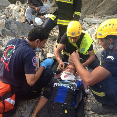 مدني الباحة ينقذ شاباً سقط من سفح جبل