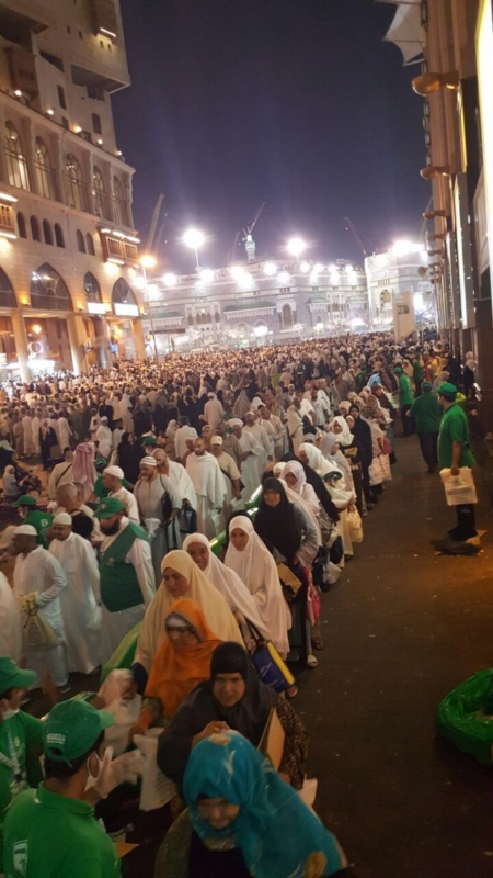 بتوجيهات أمير مكة.. توزيع وجبات السحور على زوار المسجد الحرام حتى نهاية رمضان ‫(1)‬ ‫‬