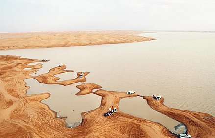 بالصور.. “بحيرة الكسر” تتشكل وسط الصحراء