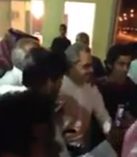 بالفيديو.. الوليد يتجول بدراجته في شوارع الرياض