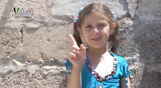 بالفيديو.. طفلة بسوريا تنشد بعد أن قُتل والدها!