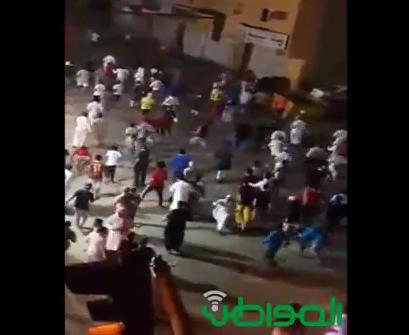 بالفيديو.. أثيوبيون يرمون الحجارة على سعوديين في نسيم الرياض