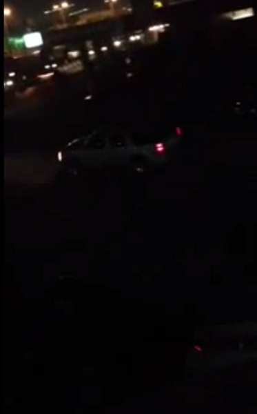 بالفيديو.. أثيوبيون يعتدون على سيارة عائلة بـ”منفوحة”