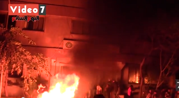 بالفيديو .. الإخوان يشعلون النار في نقطة شرطة بمصر