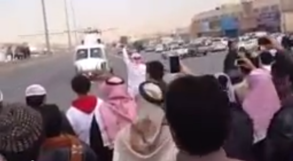 بالفيديو.. طائرة طبية لنقل مصابي حادث “ديراب” الرياض
