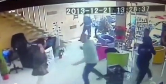 بالفيديو.. لبنانية مسلحة تعتدي على رجل في صالون نسائي