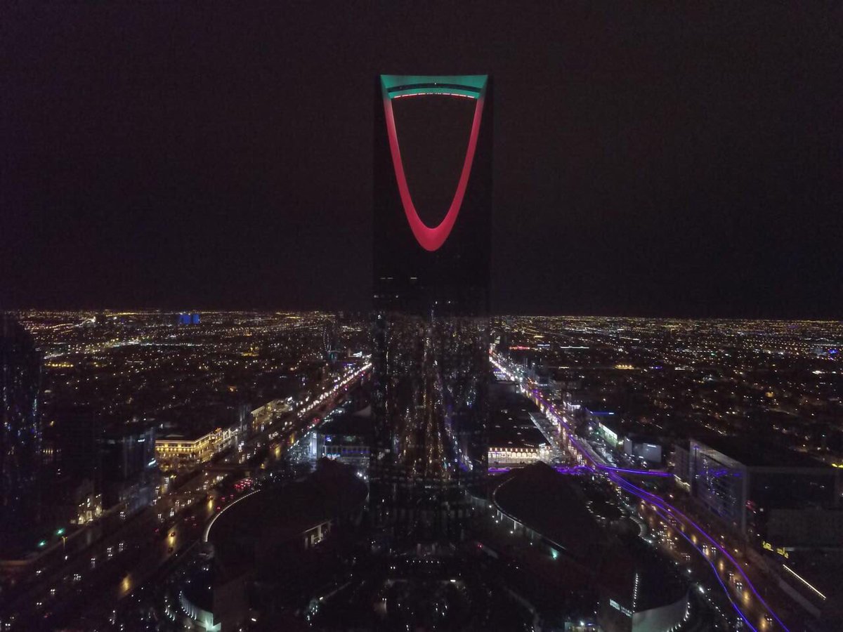 برج المملكة يتزين بمناسبة #اليوم_الوطني_للكويت