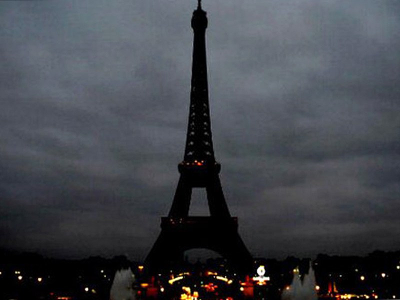 برج “إيفل” يكتسي بالسواد حداداً على #تفجيرات_باريس
