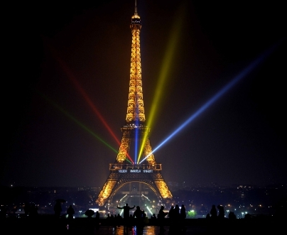 برج إيفل يضيء الليلة بألوان علم بلجيكا تضامناً مع ضحايا التفجيرات الإرهابية