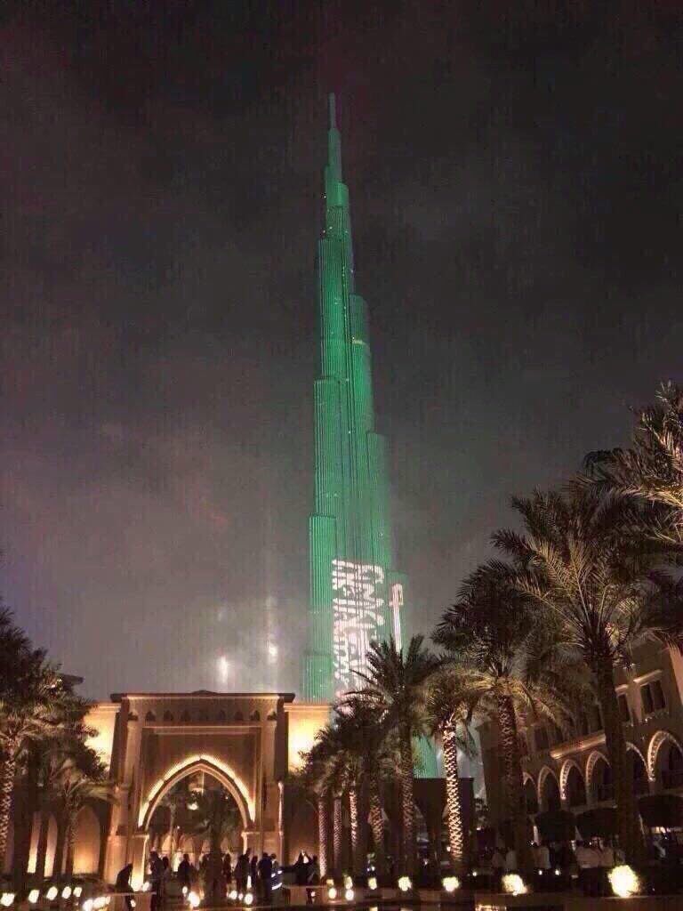 صورة.. برج خليفة يتوشح بالعلم السعودي بعد الصعود إلى مونديال 2018
