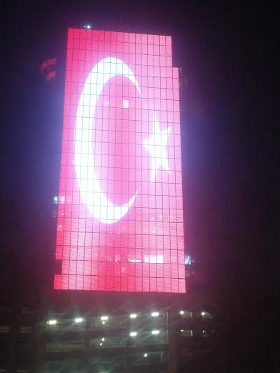 برج طريق الملك في #جدة يضيء بألوان علمي #بلجيكا و#تركيا