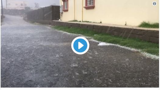 بالفيديو.. بداية هطول الأمطار والبرد على أبها اليوم