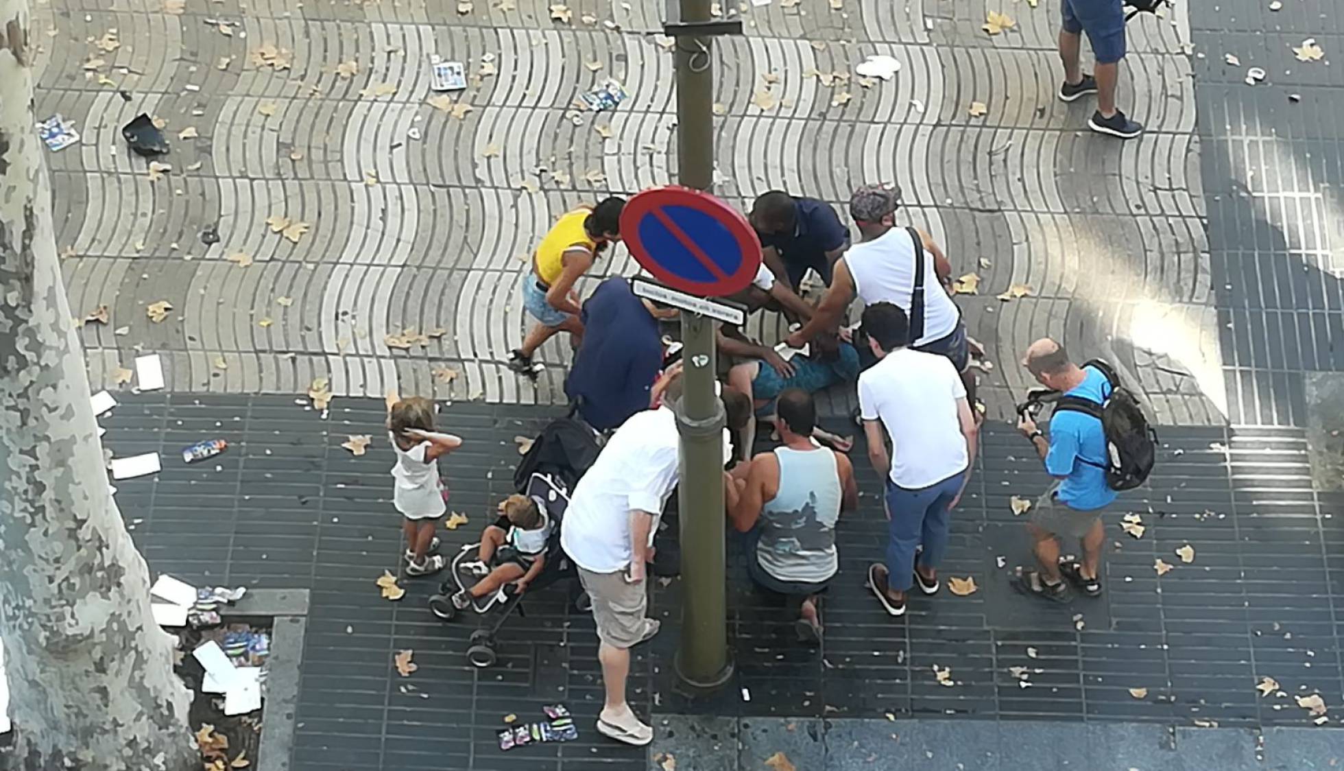 بالفيديو والصور.. إصابة العشرات في حادث دهس وسط برشلونة