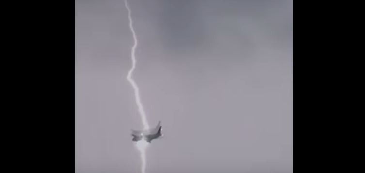 بالفيديو.. عاصفة برق تضرب طائرة ركاب