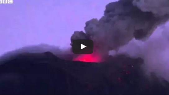 شاهد .. لحظة ثوران بركان في الإكوادور