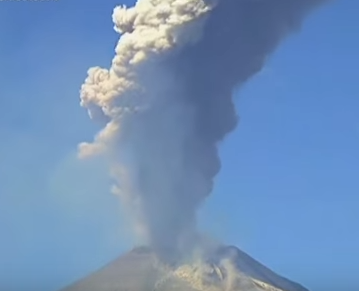 بالفيديو.. سحابة بركانية بطول2 كم في المكسيك !