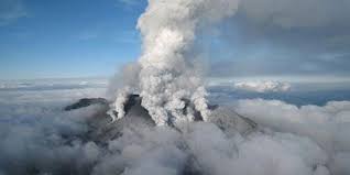 بركان يقذف رمادًا بارتفاع 5 آلاف متر في اليابان