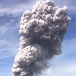 شاهد.. لحظة هيجان بركان سانتياغيتو في غواتيمالا