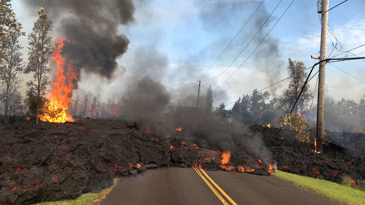 شاهد.. بركان هاواي يحرق الأخضر واليابس