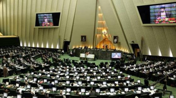 إطلاق نار داخل البرلمان الإيراني وتفجير عند قبر الخميني وأنباء عن قتلى وجرحى