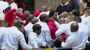 شاهد.. مشاجرات عنيفة في برلمان جنوب إفريقيا