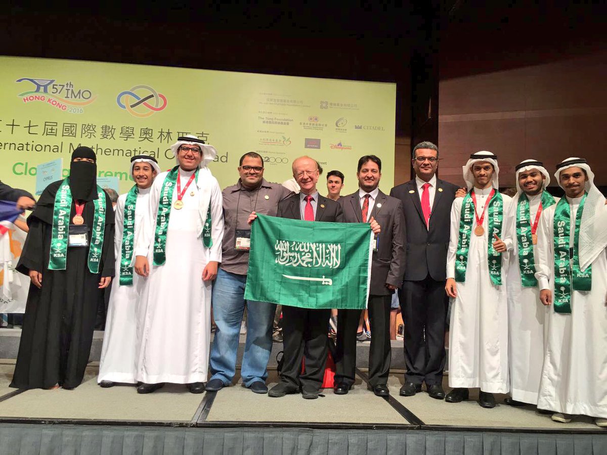 لحظة التتويج لطالبين سعوديين ببرونزية اولمبياد الرياضيات