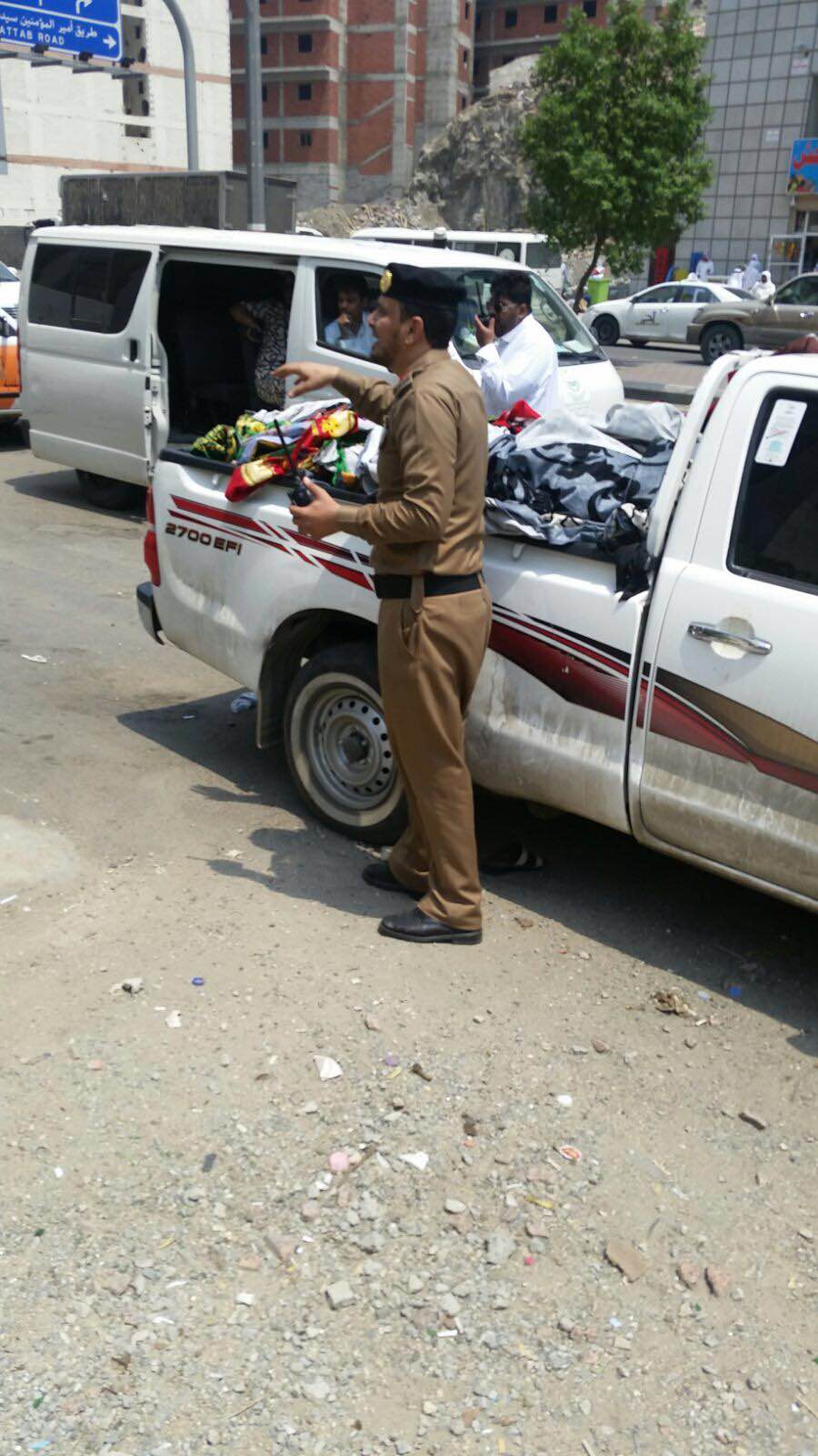 لجنة الظواهر السلبية تطهر طرقات الحجيج من البسطات العشوائية